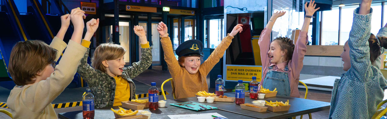 Kinderen tijdens een kinderfeestjes bij Aviodrome