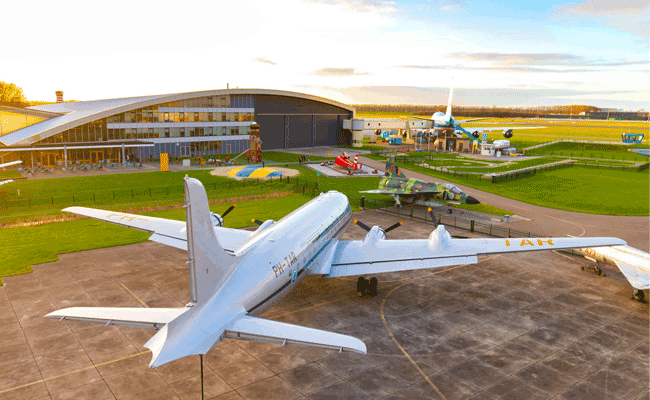 Een uitzicht over het buitenterrein van Aviodrome