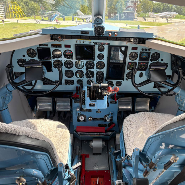 De cockpit van de Zwitserse Dakota