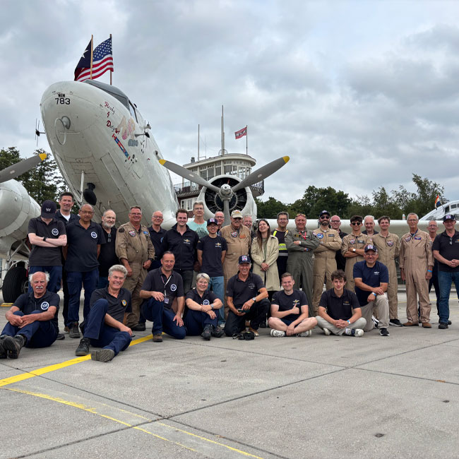 De crew van de Dakota R4D bij Aviodrome