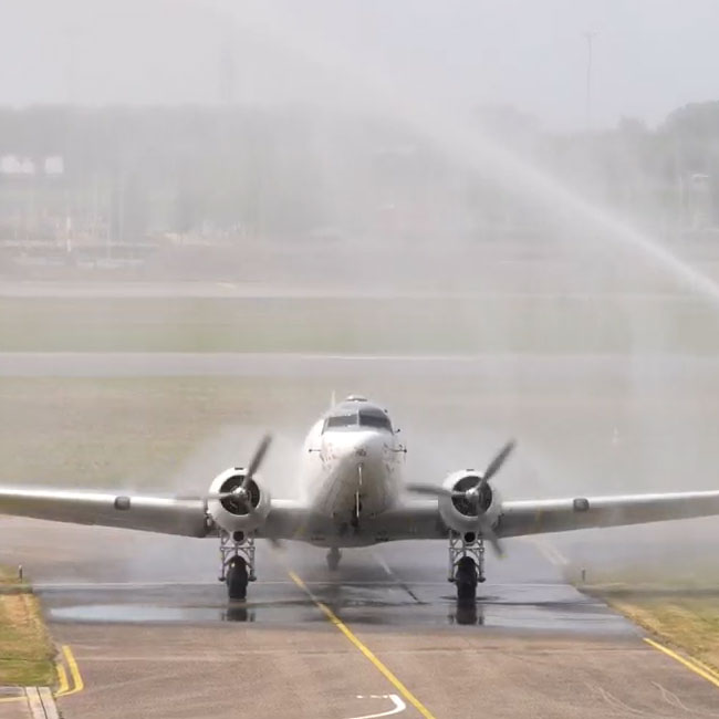 De Dakota R4D wordt door de brandweer onthaalt bij Aviodrome