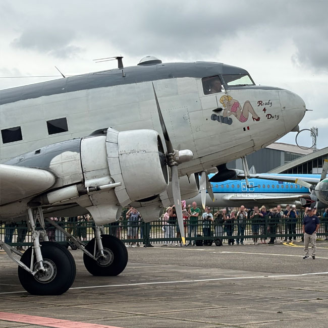 De Dakota R4D wordt bewondert door het publiek bij Aviodrome