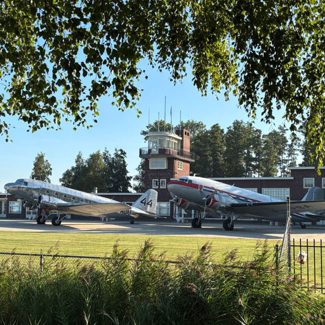 De twee Dakota's uit de collectie van Aviodrome buiten voor het Schipholgebouw