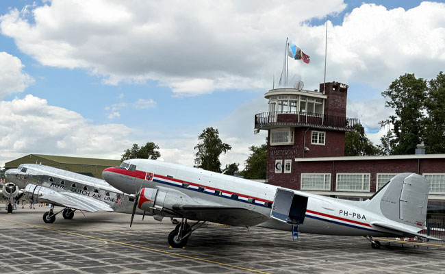 Een Dakota tijdens een Fly-In bij Aviodrome