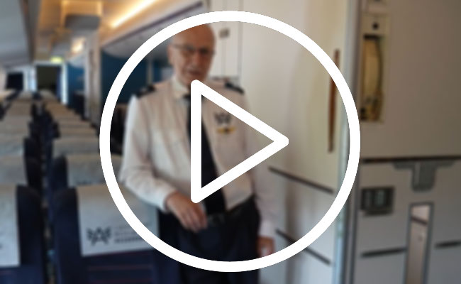 Collega Piet geeft uitleg over de inclusieve rondleidingen bij Aviodrome