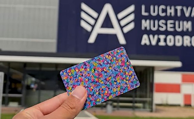 Een Museumkaart in de hand voor de entree van Luchtvaartmuseum Aviodrome