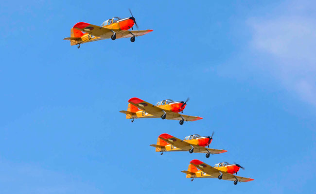 vier trainer vliegtuigen tijdens een fly-in evenement bij Aviodrome