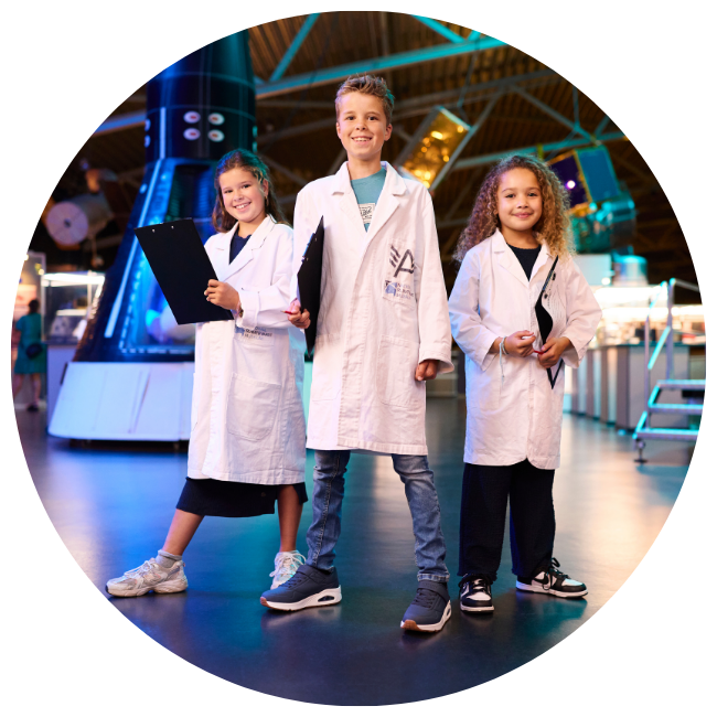 Drie kinderen met labjas bij Space College bij Aviodrome